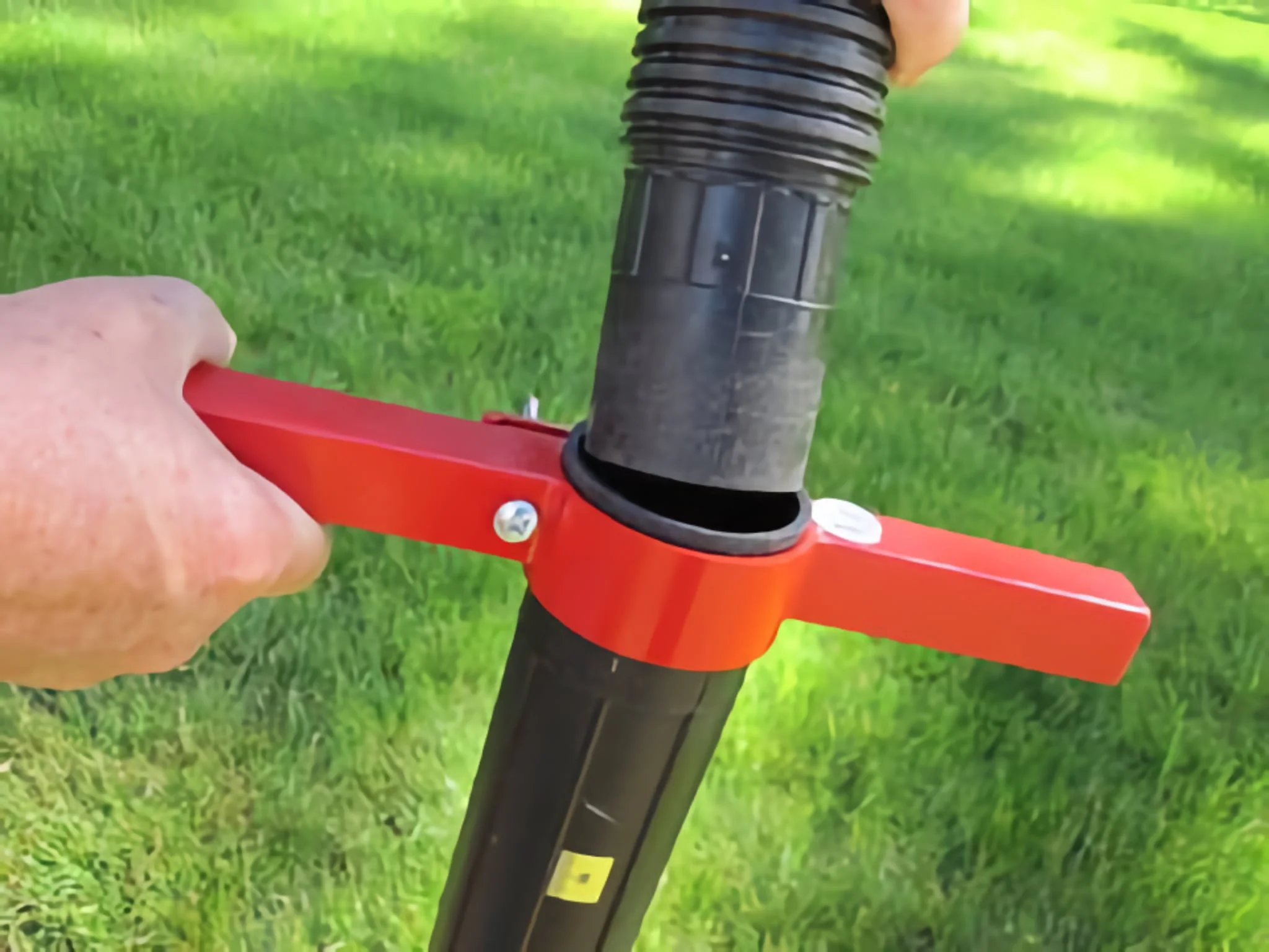 Connecting the shop vac to the HOLEVAC handle